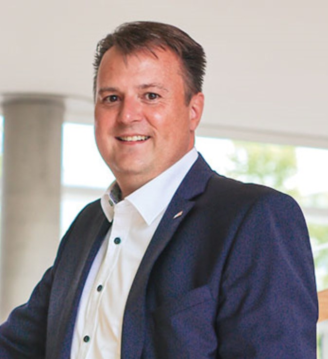 Herr Matthias Reif .
