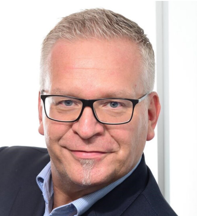 Herr Stefan Tomaschewski .