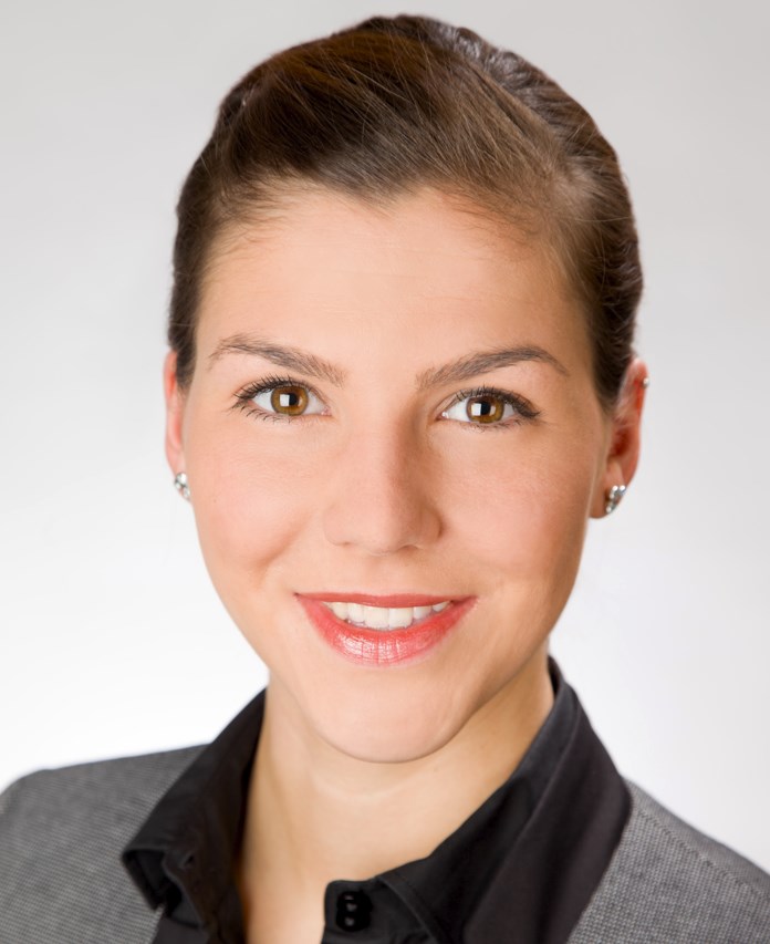 Frau Tanja Riebe .