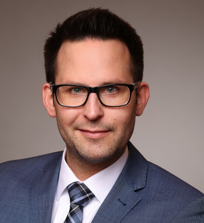 Herr Dominik Fischer .