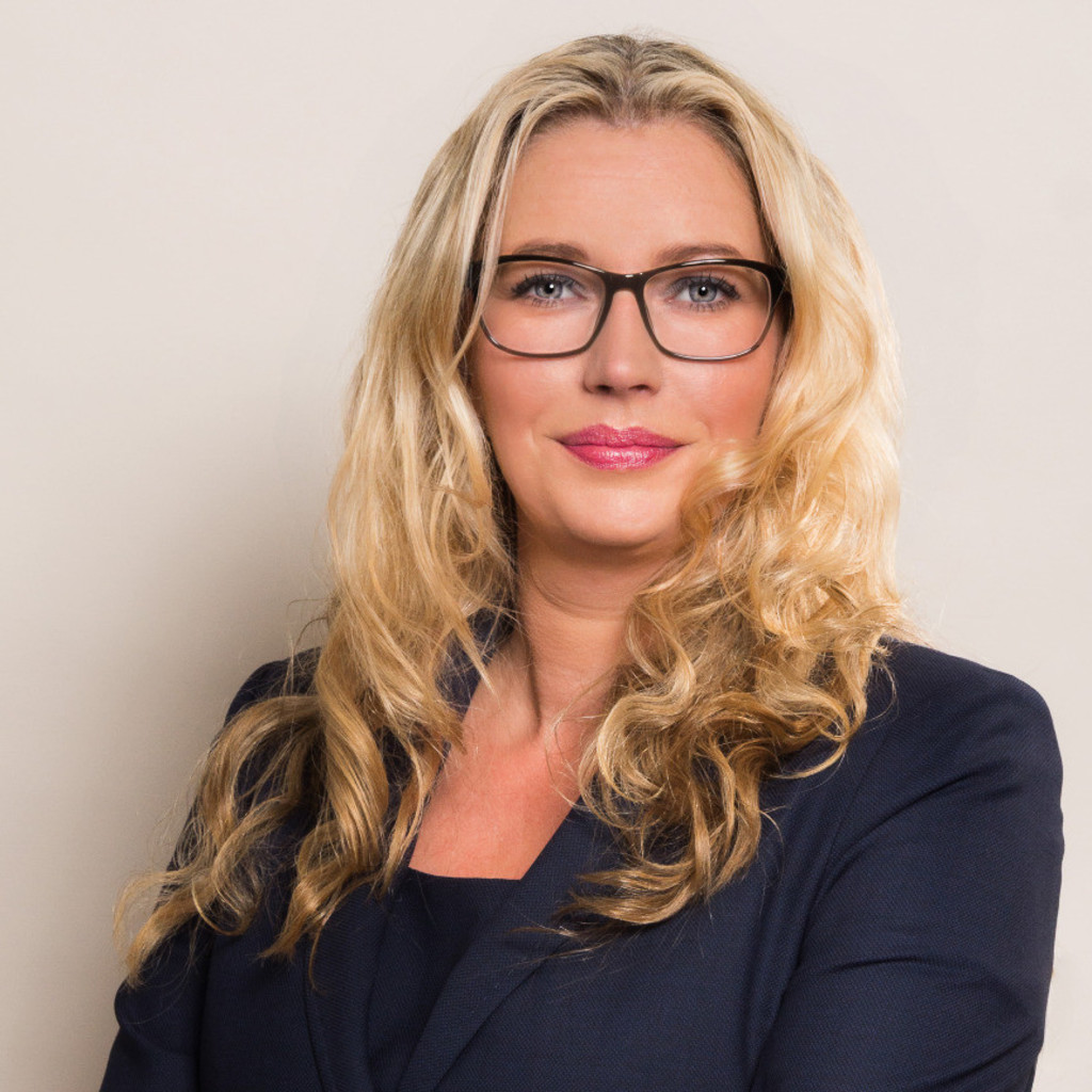 Frau Julia Halstenberg .