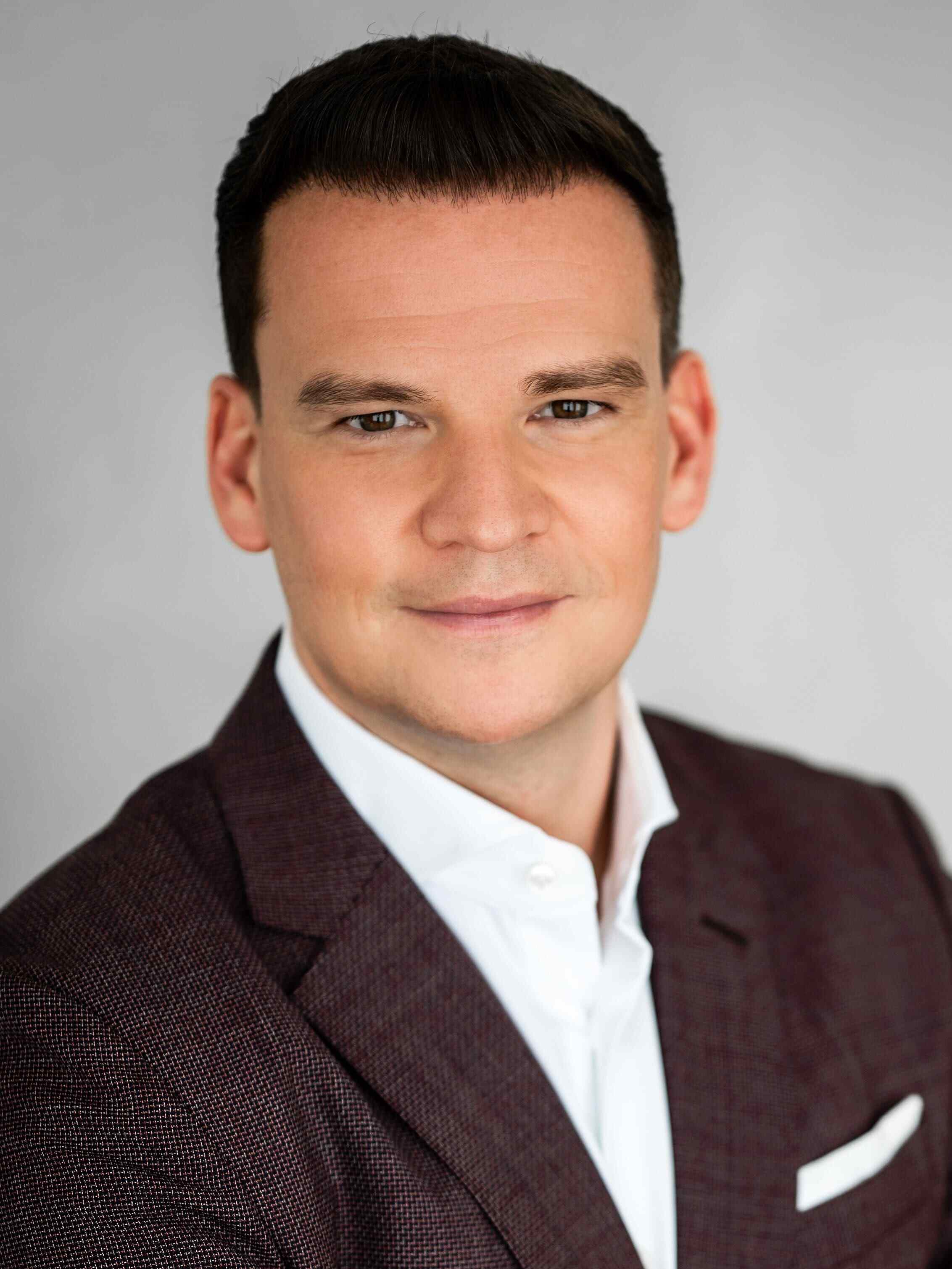 Herr Oliver Klär .
