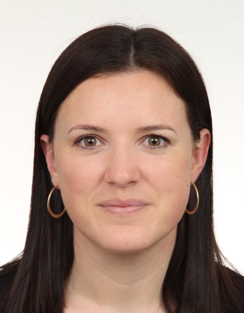 Frau Carolin Becker .