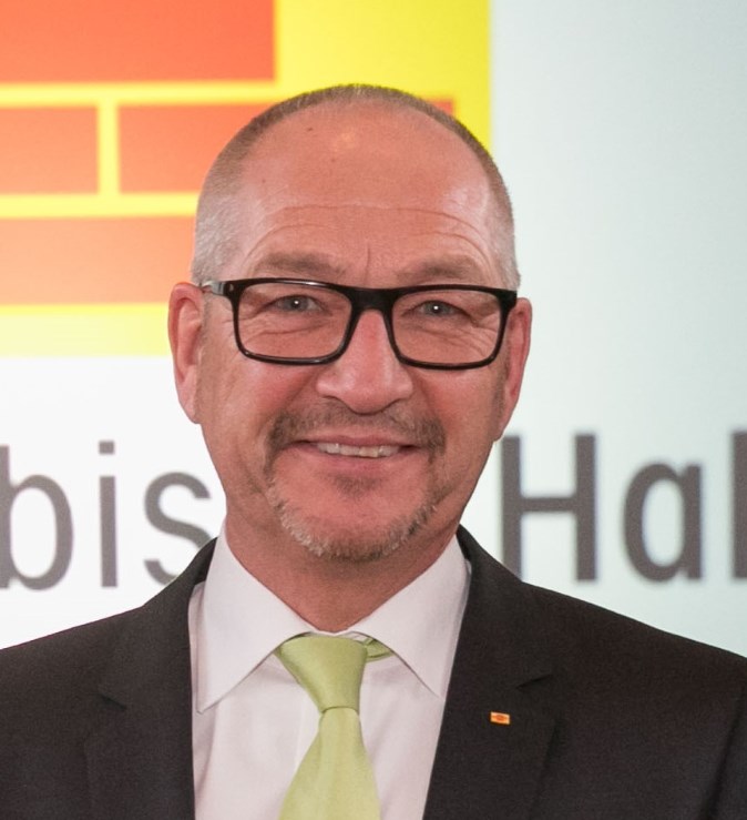 Herr Gregor Voß .