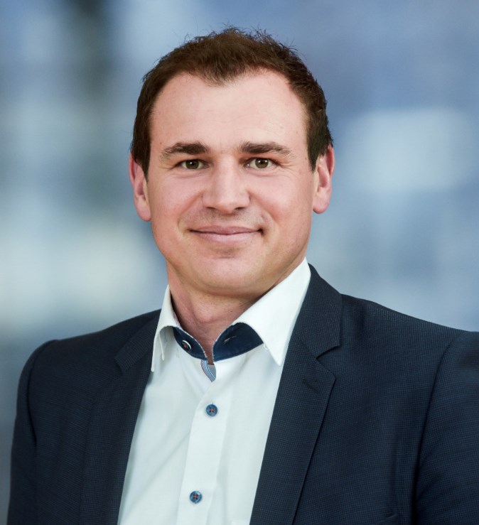 Herr Sven Brandl .